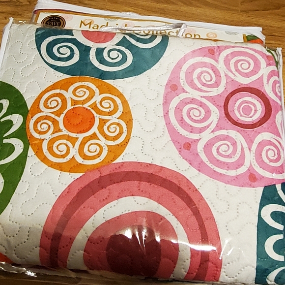 Brand new Madrid Collection quilt and shams set(s) - Picture 4 of 4